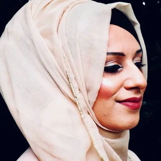 Z A H R A 💄's profile picture